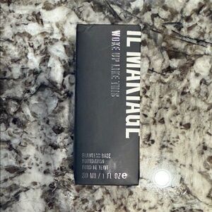 IL MAKIAGE Flawless Base Foundation in Black Packaging